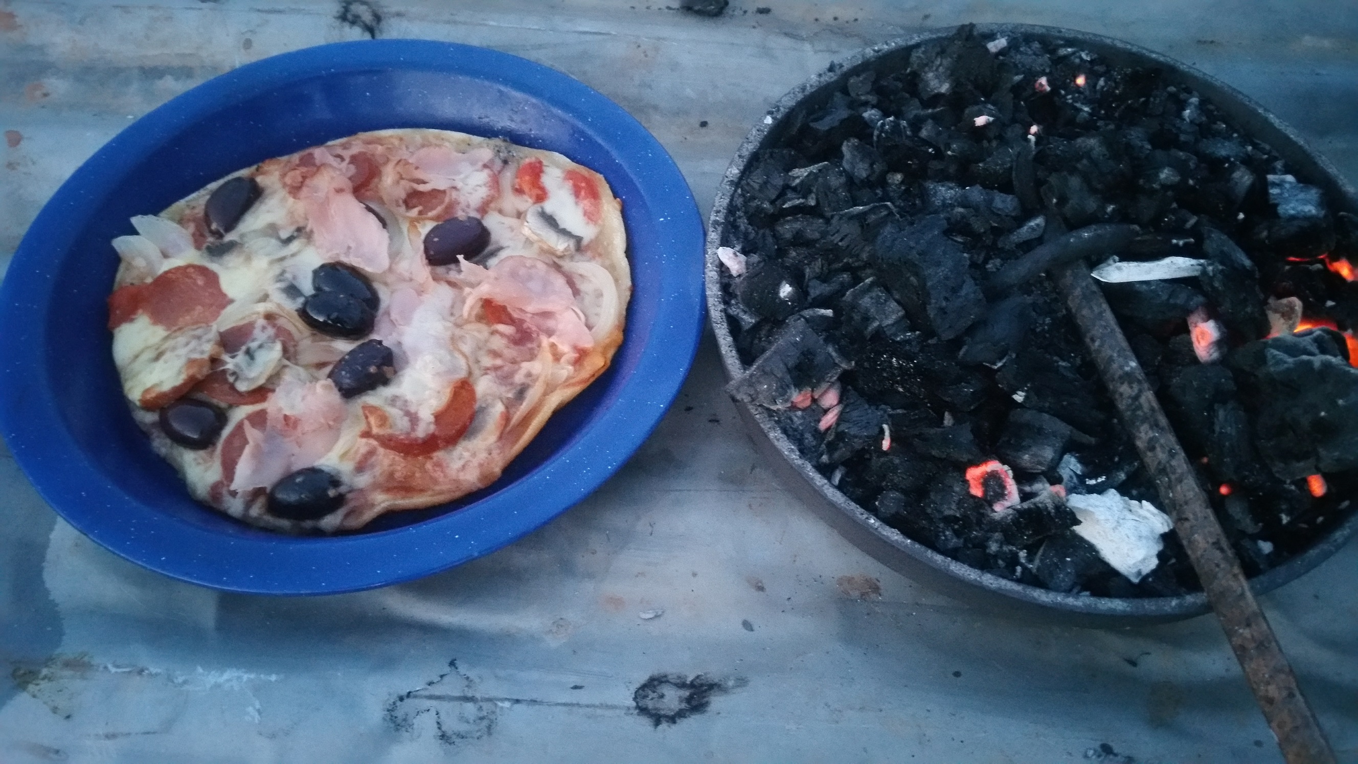 Camp oven pizza 2.jpg